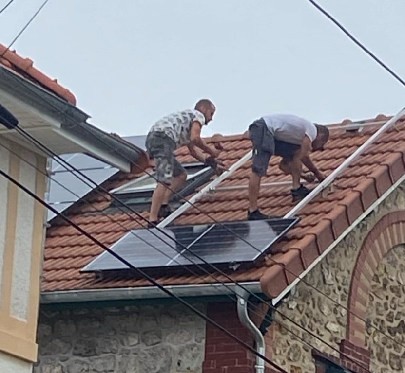 Meudon - pose installation panneaux solaires PV sur toit par Couvreur Clamart 92 Mario Heugebaert-zoom