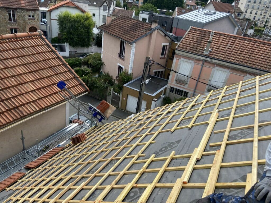 pose velux neuf lors de rénovation toiture maison 92 Meudon - découpe velux dans liteaux - Couvreur Mario Heugebaert