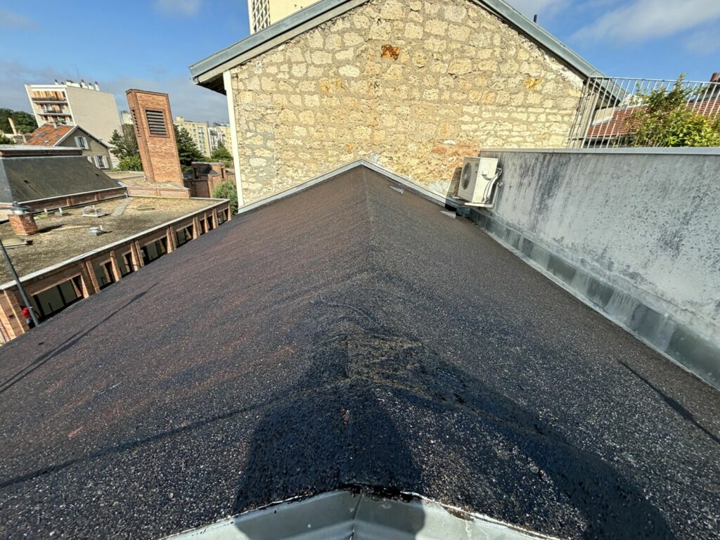 rénovation toiture - Mario Heugebaert- toit en shingle ; pose d'une résine en accrocheur pour permettre au Shingle d'être fixé , maison à Vanves